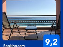 Seafront lovely house - Kat's rentals, hotel na praia em Loutsa