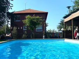Appartement dans maison individuelle, piscine, povoljni hotel u gradu 'La Tour-en-Jarez'