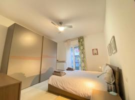 Cozy Modern Apt W FREE Parking BBQ & fully equipped, hotell i Como