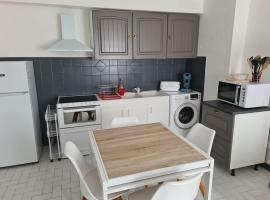 Appartement centre ville proche citadelle, apartment in Le Ch&acirc;teau-dʼOl&eacute;ron