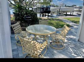 Cheerful home with one bedroom, hotel dicht bij: Dolphin Marina, Cape Coral