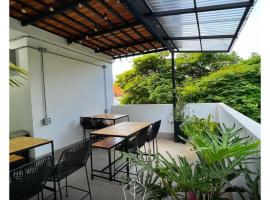 Casa hotel Los Laureles, alquiler vacacional en Medellín