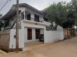 Family Time Holiday Home: Anuradhapura şehrinde bir otel