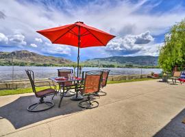 Waterfront Osoyoos Lake Cottage with Beach and Patio!, cottage in Oroville