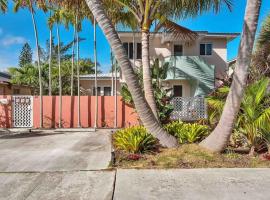 Art Deco Apt w Pool One Mile to Beach Pets Welcome, apartment in Lake Worth
