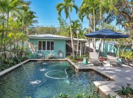 Charming Studio w Pool One Mile to Beach Pets Welcome, hotel in Lake Worth