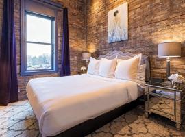 Hip Urban Loft - Small Town Charm -124 LOFTS #3, hotel blizu znamenitosti Raging Buffalo I, West Dundee