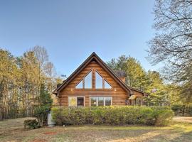 Quaint Cabin with Deck and Loft 10 Mi to Lake Lure!, ξενοδοχείο σε Lake Lure