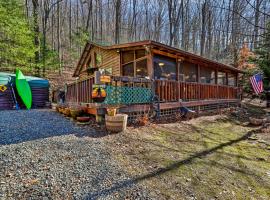 Cozy Murphy Cabin with Fire Pit and Deck, hotell i Salem