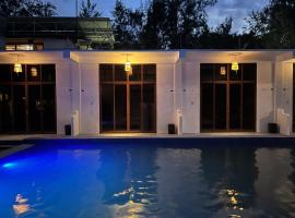 LaZerena Lodge, hotel con piscina en Zambales