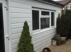 Herb Garden Bungalow, villa in Nazeing