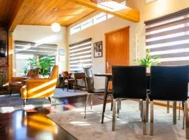 Hilltop Hideaway, Pacific Northwest charm & luxury
