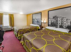 Super 8 by Wyndham Kinder/Coushatta near Casino, hotel di Kinder
