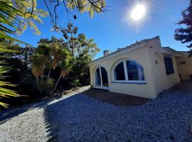 Vistas al lago with private pool, holiday home in Viñuela