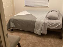 Lovely Downtown Room #2 no smoking no kids second floor, homestay in Houston