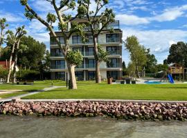 Platán Garden közvetlen vízparti apartman – hotel przy plaży w mieście Balatonboglár