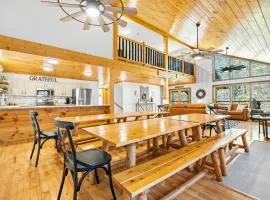 Bear Britches, Luxury Cabin, Theater Room, Hot Tub, WIFI!!!
