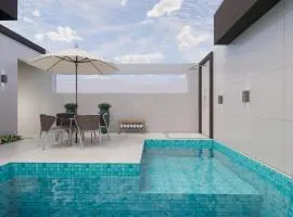 Uma Quadra do MAR Com PISCINA, Churrasqueira, 2 Vg de Garagem e 3 Quartos!!!