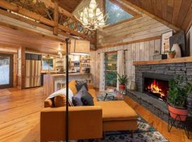 February Savings! 3 King Beds! Creek! Hot Tub!, hotel v destinaci Blue Ridge