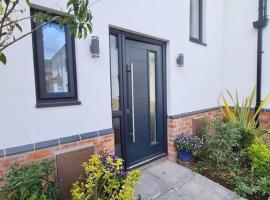 Modern House - Parking and Garden, holiday home in Derby