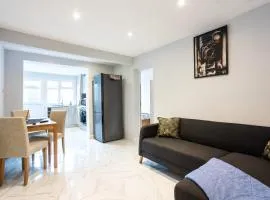 Amazing 3 bedroom, 2 bathroom, ground floor flat with garden, near train Station and bus stop