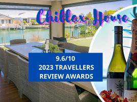 CHILLAX HOUSE - Luxury, Canals, Jetty, Family Friendly - Sleeps 14 in Style!, hotell i Mandurah