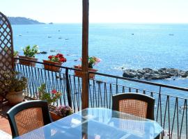 Teocle Beach rooms, hotell i Giardini Naxos