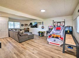 Spacious Riverside Home with Game Room and Yard, hotel en Riverside