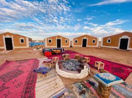 Desert Tours & Camp Chraika, hotell i Mhamid