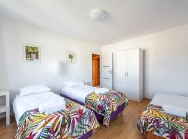 Horyzont Apartamenty -Domek na Sosnowej z tarasem, hotel di Kolobrzeg