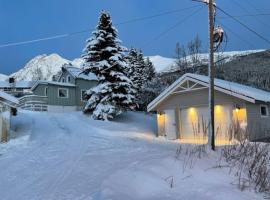 House with garage in central Lyngen, holiday home in Lyngseidet