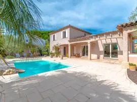 Villa for 9 people 15 mins walk from the beaches and the center of Ste Maxime