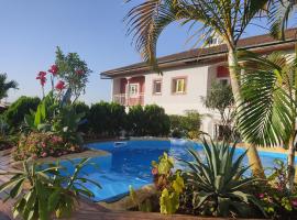 Residence Jardin Tropical，雅溫德的附設泳池的飯店