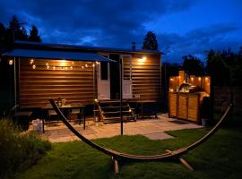 Poachers Hut at Keepers Cottage - Hot Tub & Pizza Oven - Trossachs, hotel di Port of Menteith