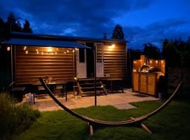 Poachers Hut at Keepers Cottage - Hot Tub & Pizza Oven - Trossachs, hotel em Port of Menteith