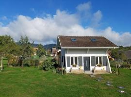 Gîte le Charmot, au pied des montagnes classé 3*, villa i Roderen