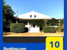 Cozy Corfu Bungalow 5 minutes to Aqualand, bangal&ocirc; em Corfu Town