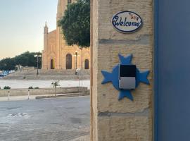 Ta Serafina studio apartment with loft, hotel v destinaci Għajnsielem