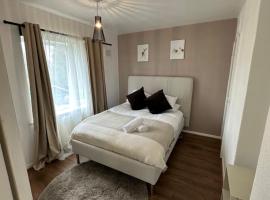 Lovely Spacious 3 bedrooms house, cheap hotel in Kingshurst