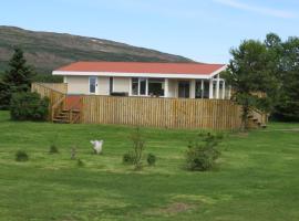 Hvammur 1 with private hot tub, cabaña o casa de campo en Drangsnes