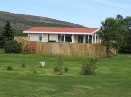 Hvammur 1 with private hot tub, hotel v destinaci Drangsnes