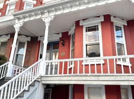 Classical Isbills Row House close to NYC, hotel with parking in Bayonne