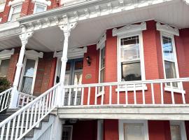 Classical Isbills Row House close to NYC, hotel em Bayonne