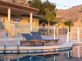 Casa Rural Familiar Piscina Sierra Balumba, séjour à la campagne à Cobatillas