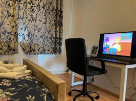 Park View Serviced Apartment - Next to Northolt Tube Station - Near Central London & Wembley, hotel en Northolt