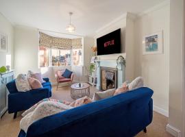 Cotswolds - 3 bed house, with Garden, WiFi - Esho Stays, hotel a Cirencester