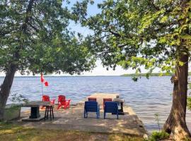 Rustic Pines Waterfront Cottage *CLEAR WATER*、Fenelon Fallsのヴィラ