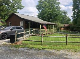 Wagon Wheel Cottage. Dog Friendly,Pipestem WVA, hotel in Pipestem