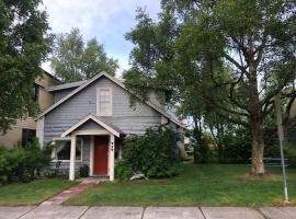 1915 Coastal Historical Log Home #1 Spot Downtown!, casa rústica em Anchorage