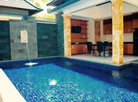 Room in Villa - Kori Maharani Villa - Two Bedroom Pool Villa 1，Siyut的有停車位的飯店